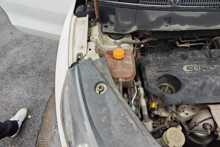 Used Dongfeng Fengon 580 2017 1.5T CVT Comfort Model Engine Bay Right