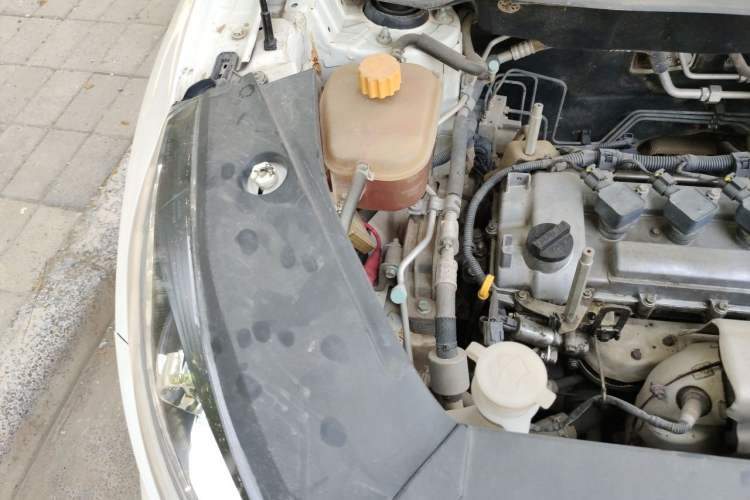 Used Dongfeng Fengon 580 2017 1.5T Manual Luxury Model Engine Bay Right