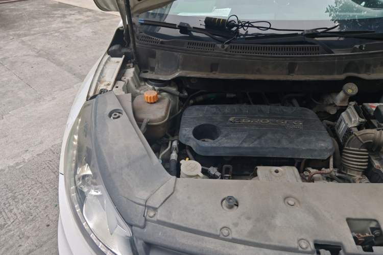 Used Dongfeng Fengon 580 2017 1.5T Manual Luxury Model Engine Bay Right