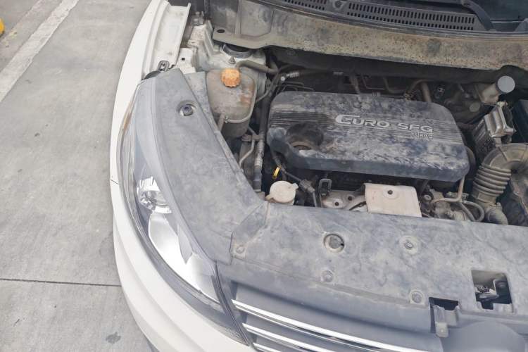 Used Dongfeng Fengon 580 2017 1.5T Manual Luxury Model Engine Bay Right