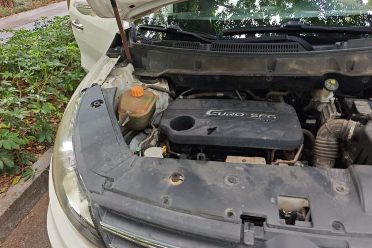 Used Dongfeng Fengon 580 2017 1.5T Manual Luxury Model Engine Bay Right