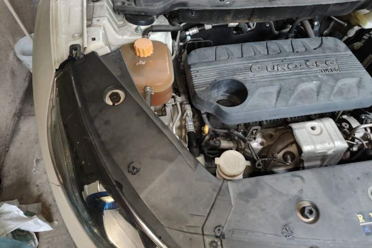 Used Dongfeng Fengon 580 2017 1.5T CVT Smart Style Model Engine Bay Right