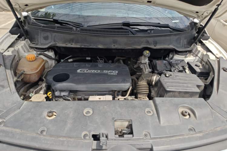 Used Dongfeng Fengon 580 2017 1.5T Manual Luxury Model Engine Bay