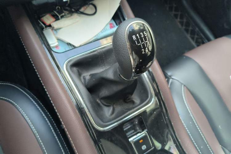 Used Dongfeng Fengon 580 2017 1.5T Manual Luxury Model Gear Lever