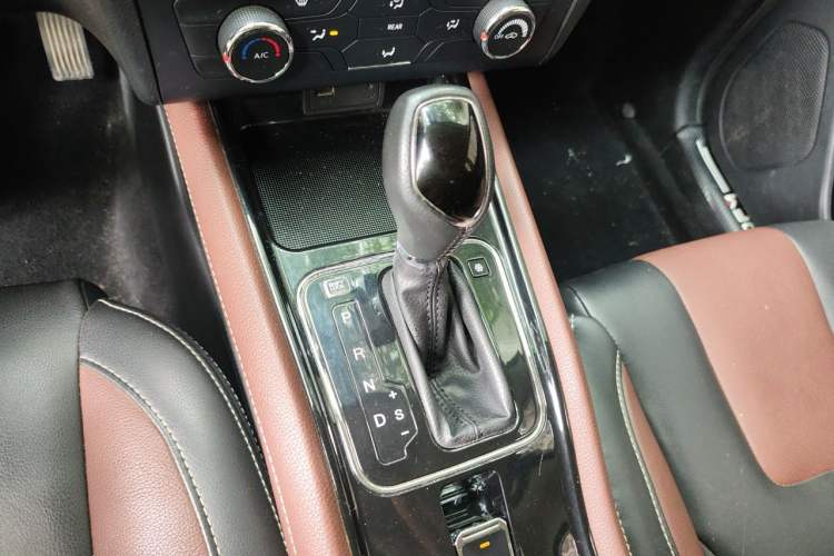 Used Dongfeng Fengon 580 2017 Revised Version 1.5T CVT Luxury Edition Gear Lever