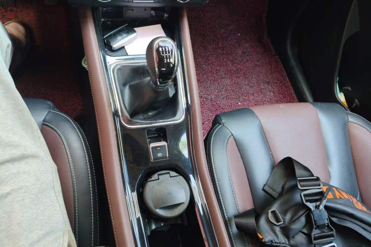 Used Dongfeng Fengon 580 2017 1.5T Manual Luxury Model Gear Lever