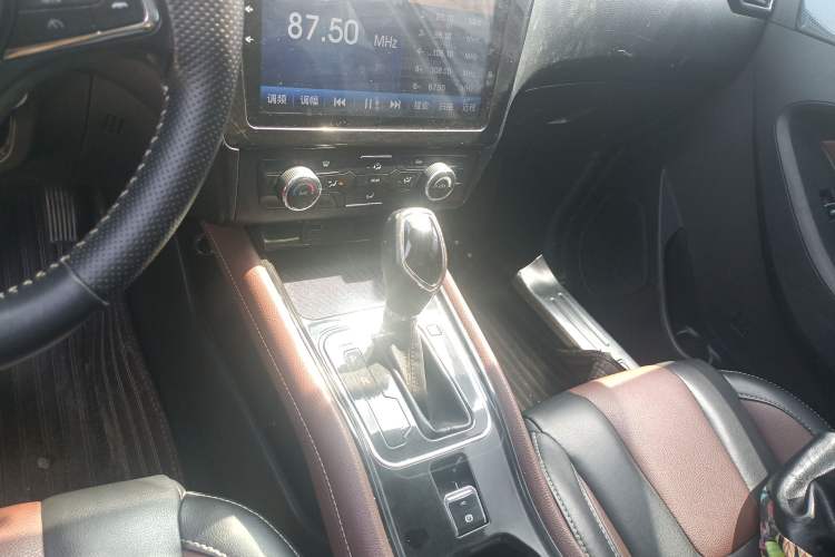 Used Dongfeng Fengon 580 2017 Revised Version 1.5T CVT Luxury Edition Gear Lever