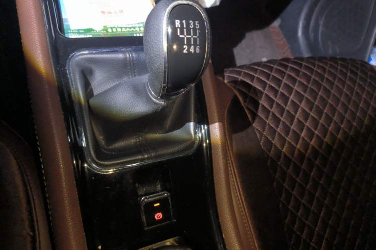 Used Dongfeng Fengon 580 2017 1.5T Manual Luxury Model Gear Lever