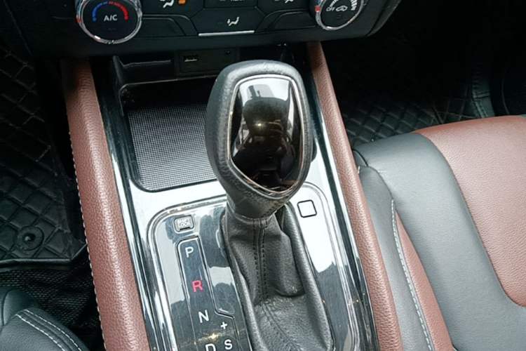 Used Dongfeng Fengon 580 2017 Revised Version 1.5T CVT Luxury Edition Gear Lever