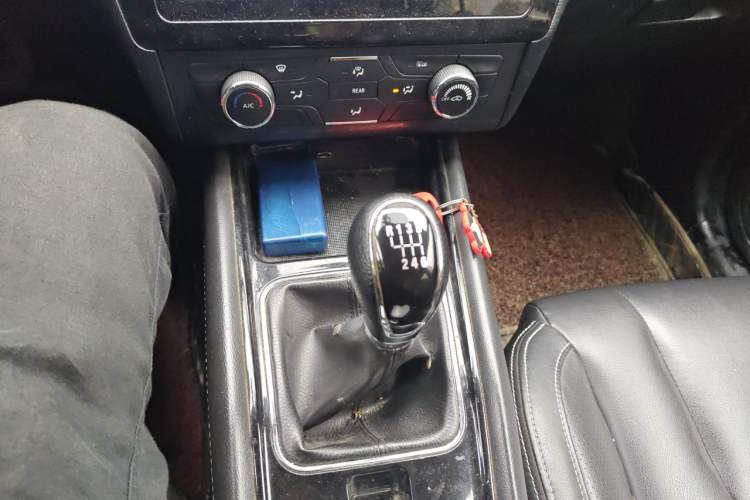 Used Dongfeng Fengon 580 2017 1.5T Manual Luxury Model Gear Lever