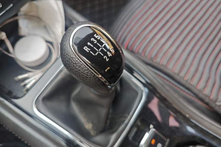 Used Dongfeng Fengon 580 2017 1.5T Manual Luxury Model Gear Lever