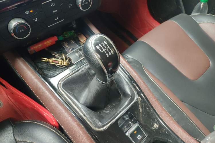 Used Dongfeng Fengon 580 2017 1.5T Manual Luxury Model Gear Lever