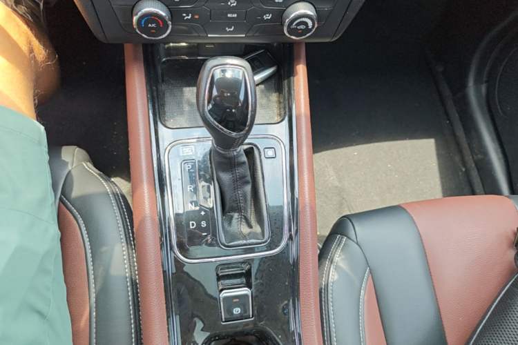 Used Dongfeng Fengon 580 2017 1.5T CVT Luxury Model Gear Lever