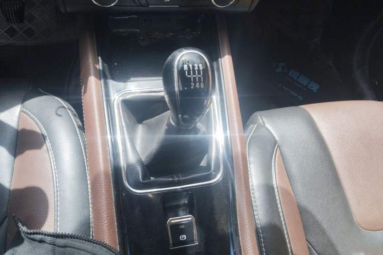 Used Dongfeng Fengon 580 2017 1.5T Manual Luxury Model Gear Lever
