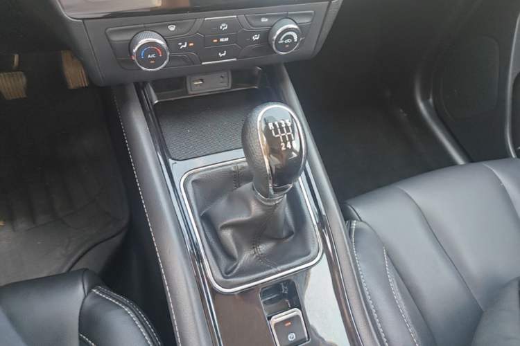 Used Dongfeng Fengon 580 2017 1.5T Manual Luxury Model Gear Lever
