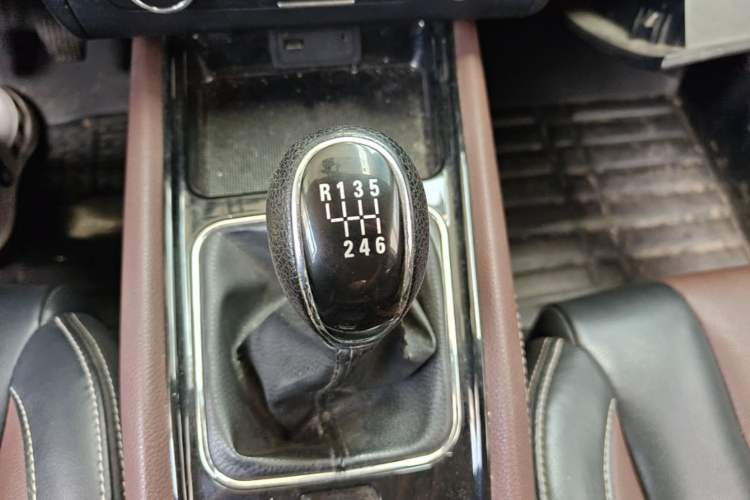 Used Dongfeng Fengon 580 2017 1.5T Manual Luxury Model Gear Lever