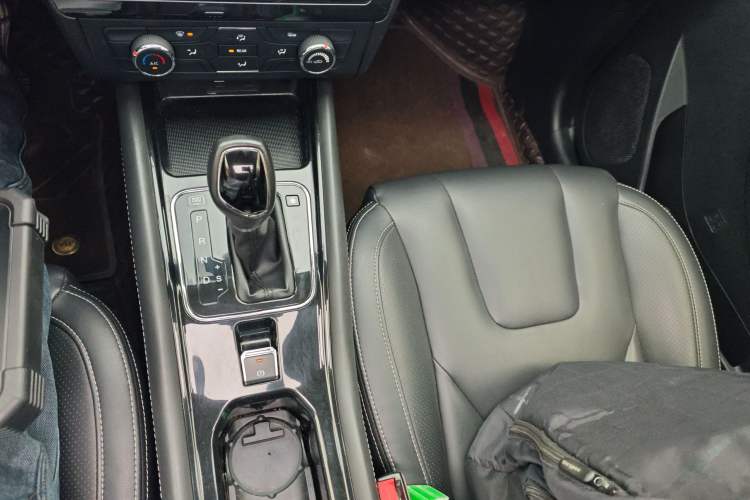 Used Dongfeng Fengon 580 2017 Revised Version 1.5T CVT Luxury Edition Gear Lever