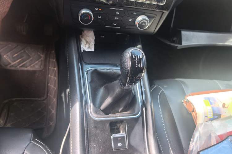 Used Dongfeng Fengon 580 2017 1.5T Manual Luxury Model Gear Lever