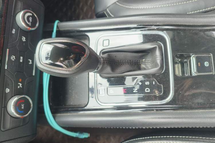 Used Dongfeng Fengon 580 2017 Revised Version 1.5T CVT Luxury Edition Gear Lever