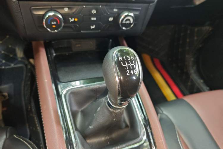 Used Dongfeng Fengon 580 2017 1.5T Manual Luxury Model Gear Lever