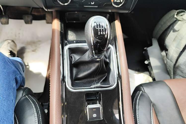 Used Dongfeng Fengon 580 2017 1.5T Manual Luxury Model Gear Lever
