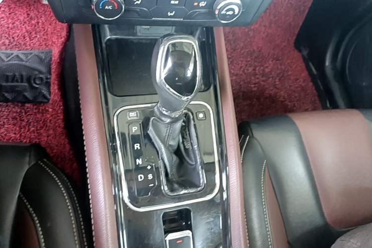 Used Dongfeng Fengon 580 2017 1.5T CVT Luxury Model Gear Lever