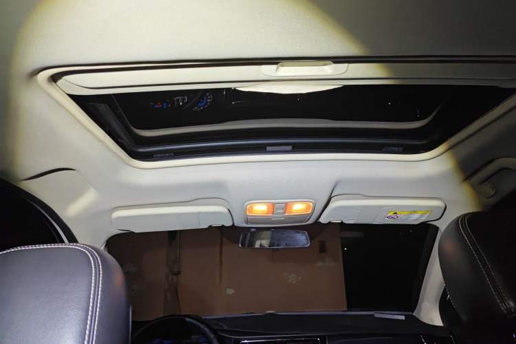 Used Dongfeng Fengon 580 2017 1.5T Manual Luxury Model Headliner