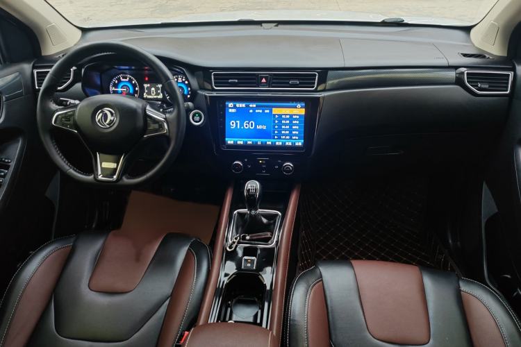 Used Dongfeng Fengon 580 2017 1.5T Manual Luxury Model Interior 1