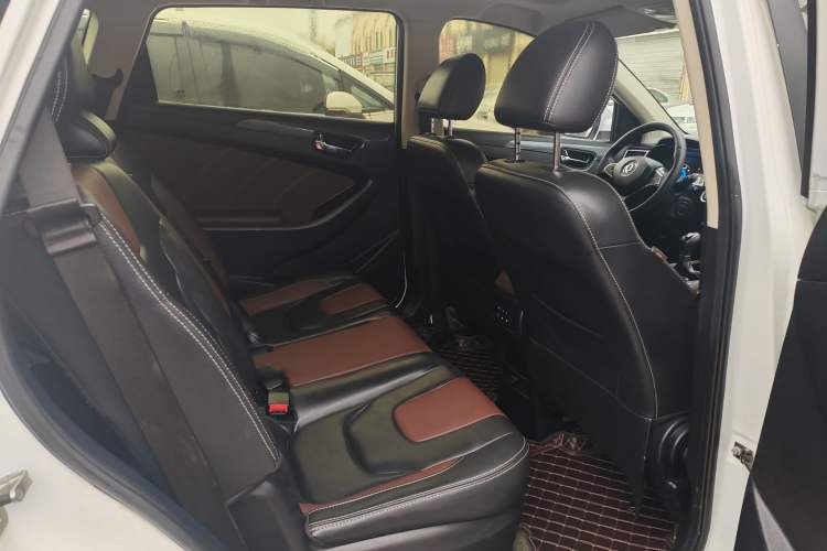 Used Dongfeng Fengon 580 2017 1.5T Manual Luxury Model Interior 10