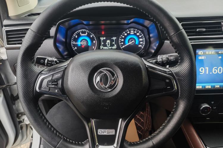 Used Dongfeng Fengon 580 2017 1.5T Manual Luxury Model Interior 2