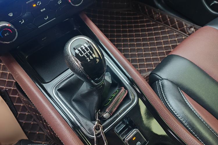 Used Dongfeng Fengon 580 2017 1.5T Manual Luxury Model Interior 4