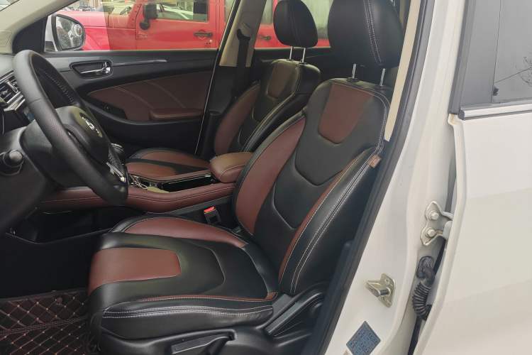 Used Dongfeng Fengon 580 2017 1.5T Manual Luxury Model Interior 5