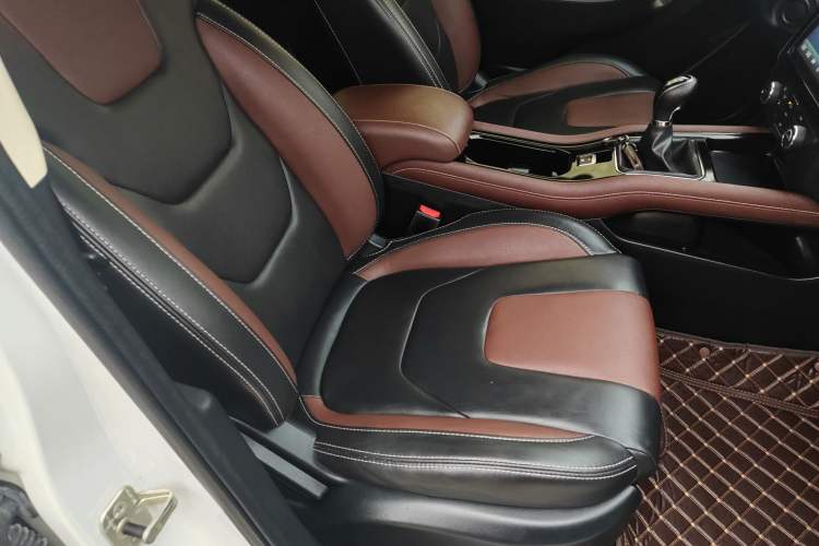 Used Dongfeng Fengon 580 2017 1.5T Manual Luxury Model Interior 9