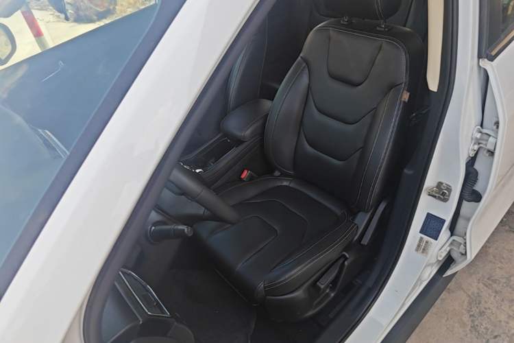 Used Dongfeng Fengon 580 2017 1.5T Manual Luxury Model Left Front Seat
