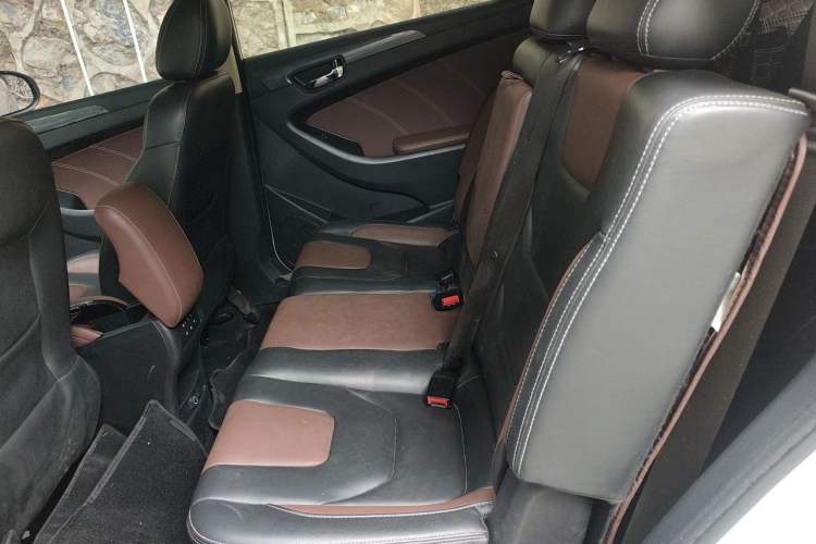 Used Dongfeng Fengon 580 2017 Revised Version 1.5T CVT Luxury Edition Left Rear Seat