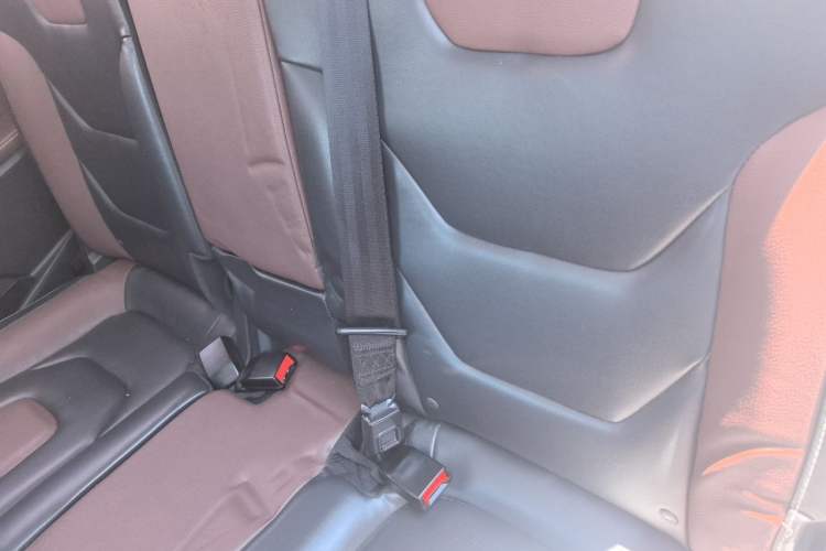 Used Dongfeng Fengon 580 2017 1.5T CVT Comfort Model Left Rear Seat