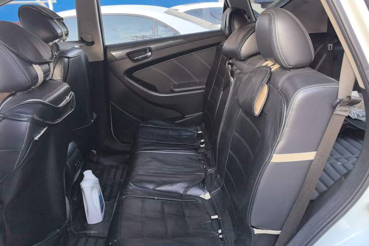 Used Dongfeng Fengon 580 2017 Revised Version 1.5T CVT Luxury Edition Left Rear Seat
