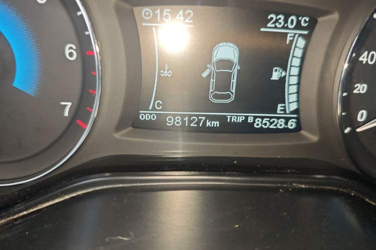 Used Dongfeng Fengon 580 2017 1.5T Manual Luxury Model Odometer Close Up