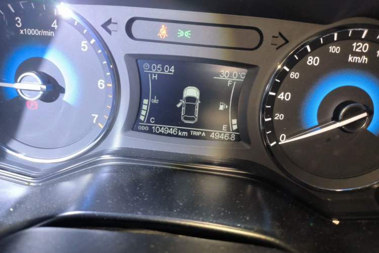 Used Dongfeng Fengon 580 2017 1.5T Manual Luxury Model Odometer Close Up