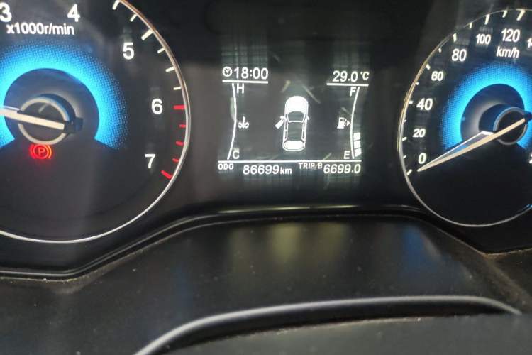 Used Dongfeng Fengon 580 2017 1.5T Manual Luxury Model Odometer Close Up