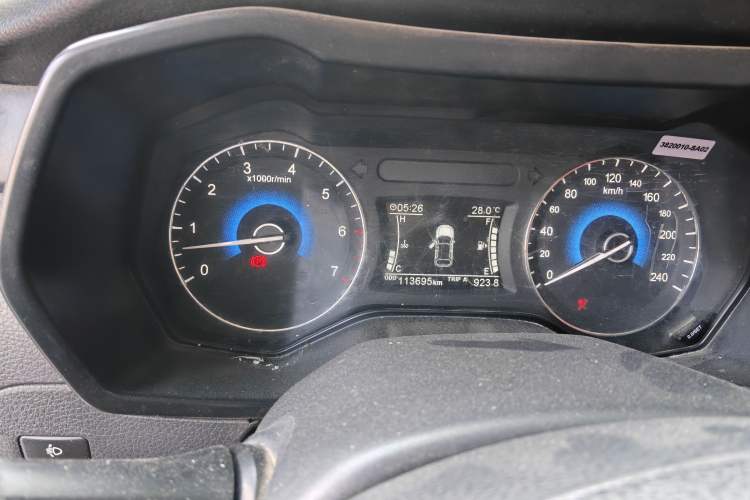 Used Dongfeng Fengon 580 2017 1.5T Manual Luxury Model Odometer Close Up