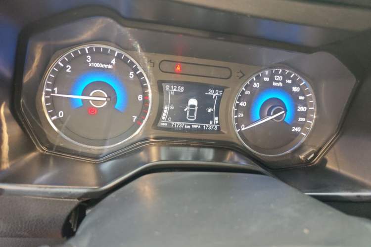 Used Dongfeng Fengon 580 2017 1.5T Manual Luxury Model Odometer Close Up