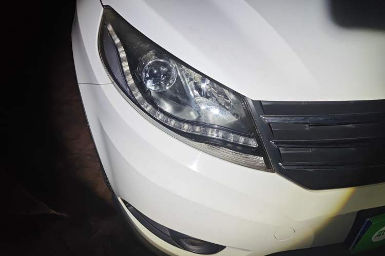 Used Dongfeng Fengon 580 2017 1.5T Manual Luxury Model Right Front Headlight