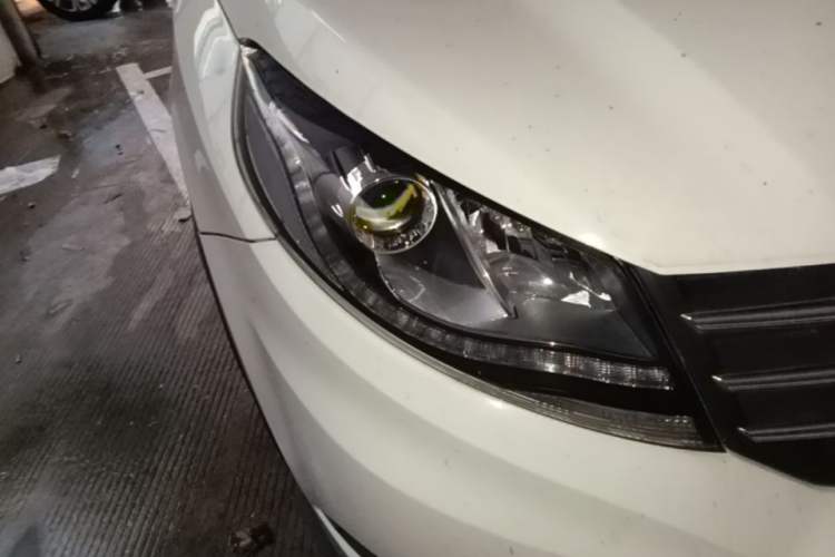 Used Dongfeng Fengon 580 2017 1.5T Manual Luxury Model Right Front Headlight