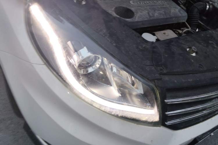 Used Dongfeng Fengon 580 2017 1.5T CVT Comfort Model Right Front Headlight