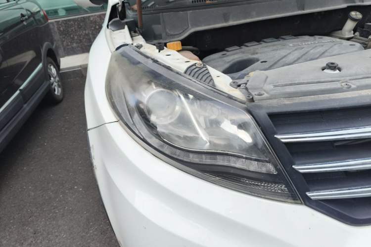 Used Dongfeng Fengon 580 2017 1.5T CVT Comfort Model Right Front Headlight