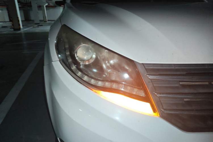 Used Dongfeng Fengon 580 2017 Revised Version 1.5T CVT Luxury Edition Right Front Headlight