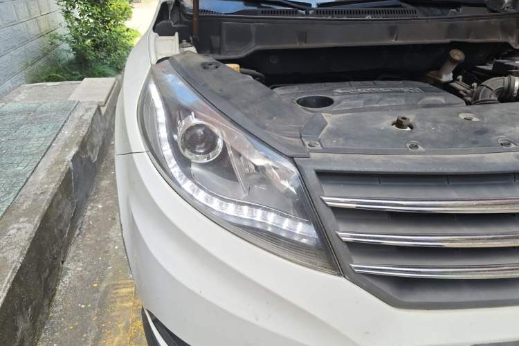 Used Dongfeng Fengon 580 2017 1.5T CVT Comfort Model Right Front Headlight