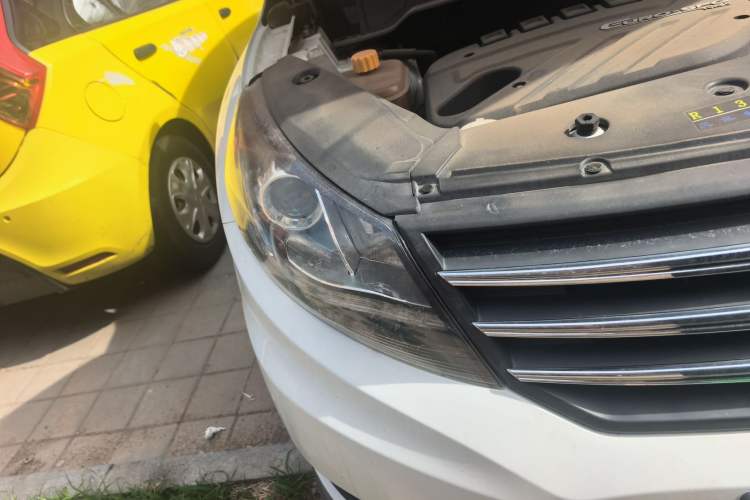 Used Dongfeng Fengon 580 2017 1.5T Manual Luxury Model Right Front Headlight