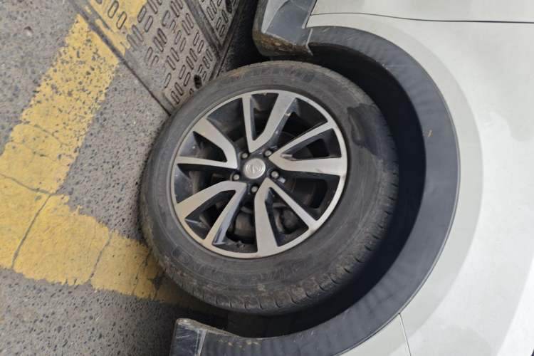 Used Dongfeng Fengon 580 2017 1.5T Manual Luxury Model Right Front Wheel Hub